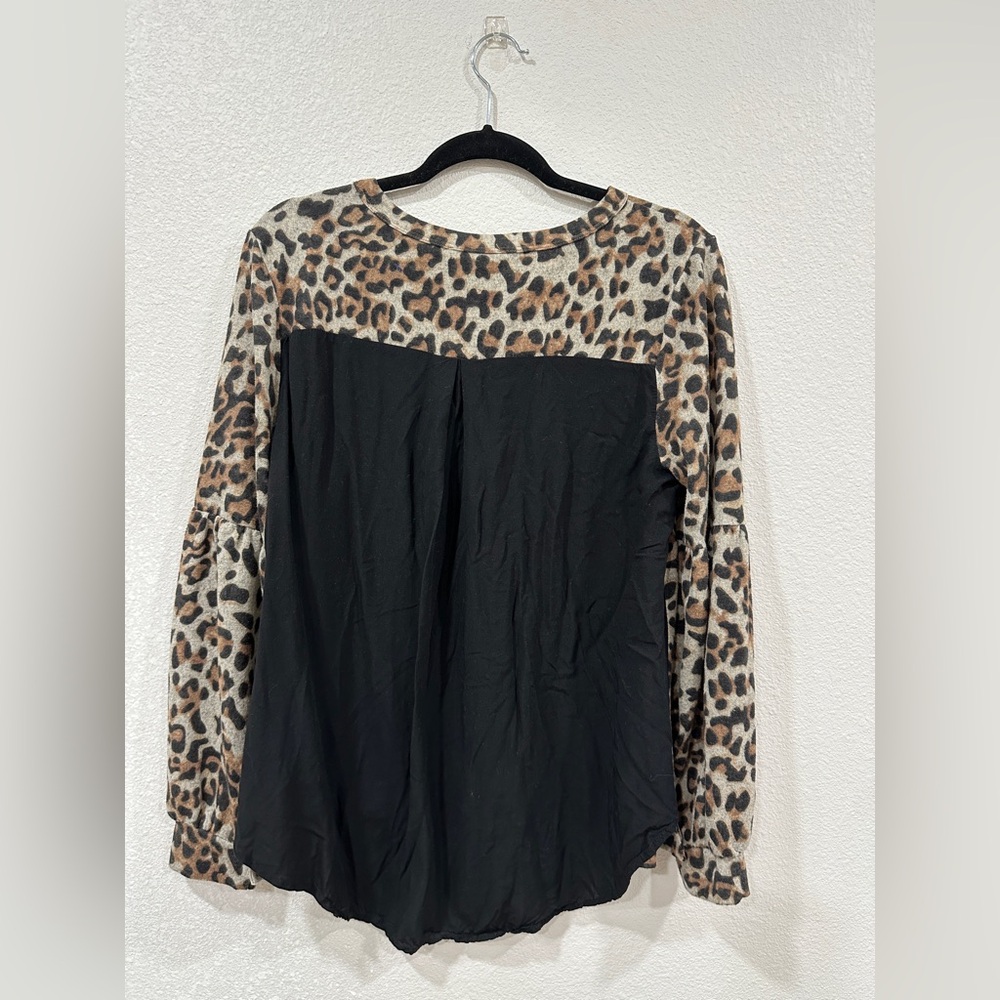 Doe & Rae Leopard Print Sweatshirt size medium - Picture 6 of 6